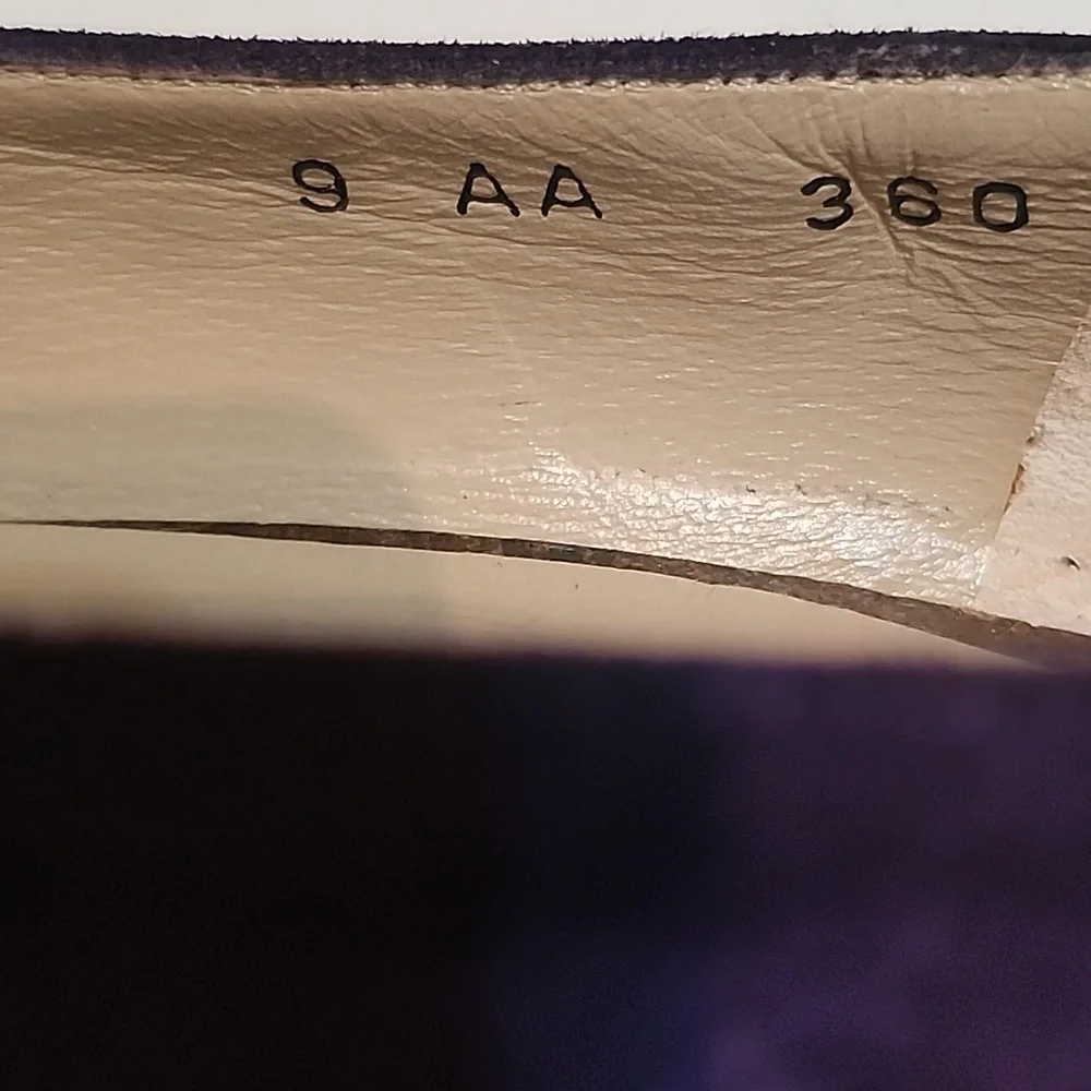 Vintage Salvatore Ferragamo Luxury Purple and Black Heels 9 AA